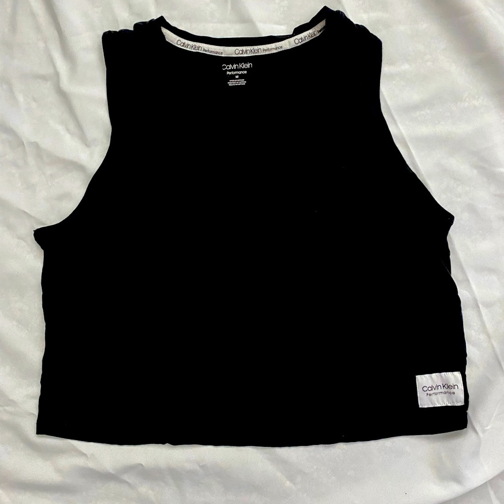 Sleeveless silhouette, made with a crew neck and made with a 100% polyester.